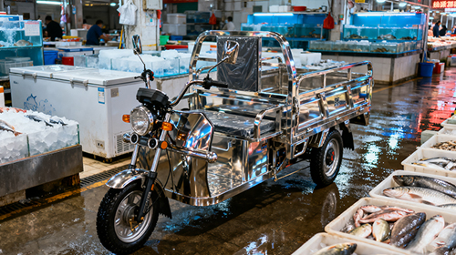 Yuejiujiu Stainless Steel Electric Tricycle: 'Rust-resistant Tool' of Shatang Aquatic Products Wholesale Market in Qinzhou, Guangxi